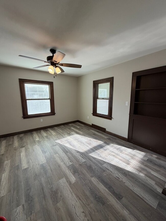 Building Photo - 3 Bedroom House - Rock Island