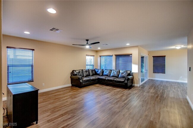 Foto del edificio - 10557 Norcross Ave