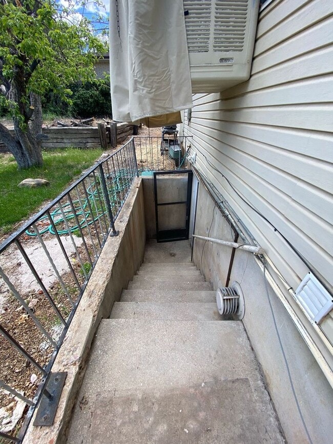 Building Photo - **Move-In Bonus**3 bedroom, 1 bathroom bas...