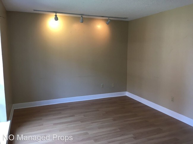 Building Photo - 2 br, 1.5 bath House - 4101 Delaware Ave. #11