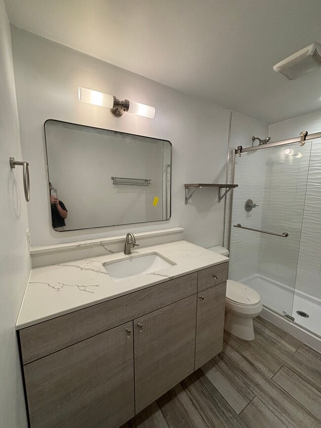 Newly renovated bathroom - 3051 Malcolm Ave