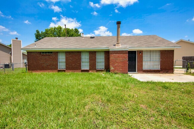 Foto del edificio - ** 3 bed 2 bath located off Wares Ferry Rd ** call (334) 366-9198 for a showing self tour