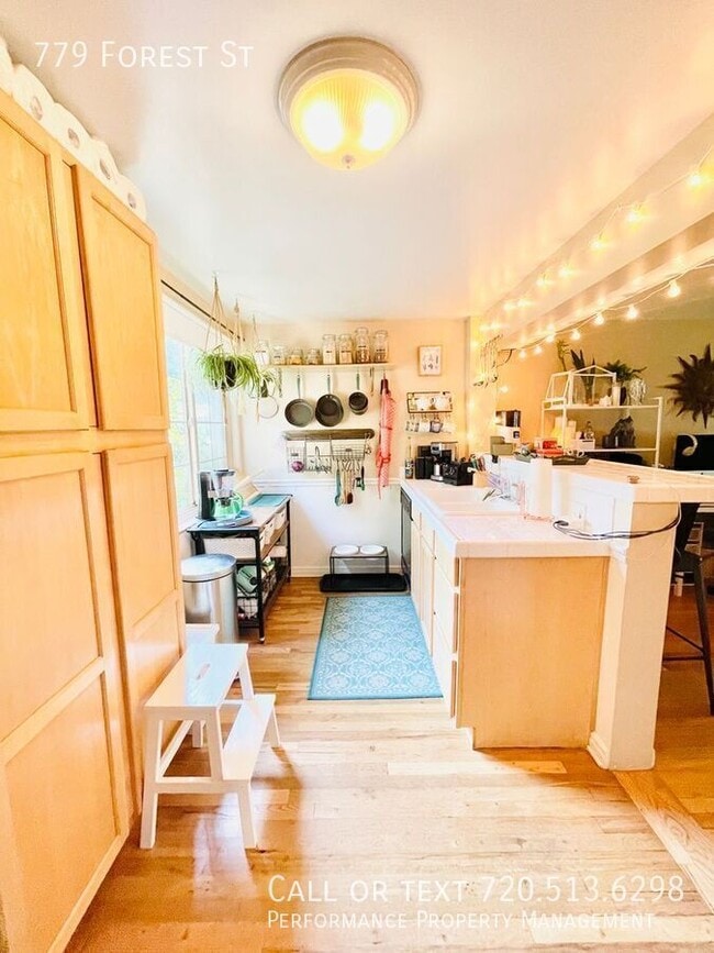 Building Photo - 779 Forest St