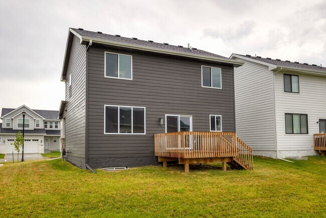 Foto del edificio - Like-New 4-Bedroom Home in Heritage Park –...