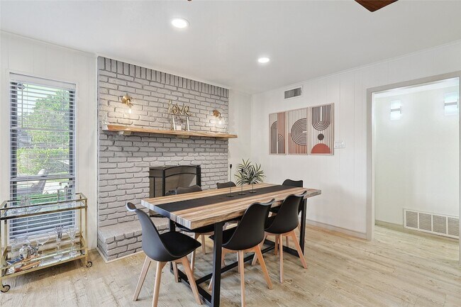 Building Photo - 7841 El Pensador Dr