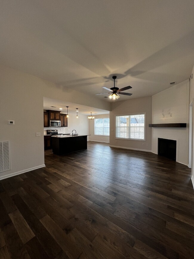 Building Photo - "Charming 3-Bed, 2-Bath Home in Clarksville with 1,264 Sq Ft of Comfort!"
