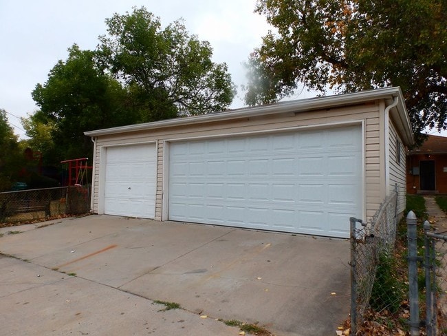 Building Photo - Park Hill - 3 Car Garage