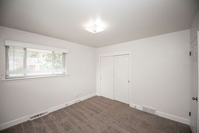 Foto del edificio - 3 Bedroom House in Mid-town