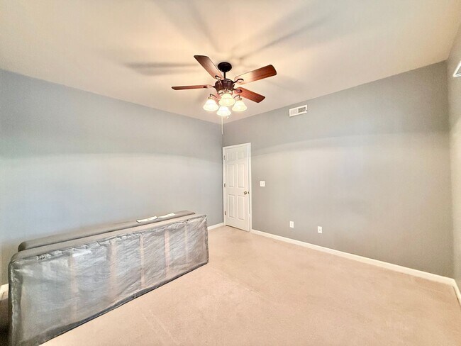 Foto del edificio - **OFFERING REFUNDABLE APPLICATION FEES** Stunning 3BD, 4BA Morrisville Townhome in an HOA Communi...