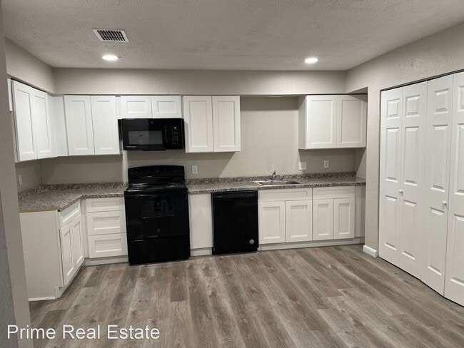 Building Photo - 3 br, 2.5 bath House - 59 S. Commons Way