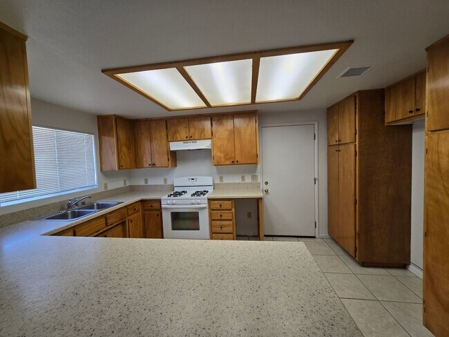 Foto del edificio - Corner lot home, super clean!