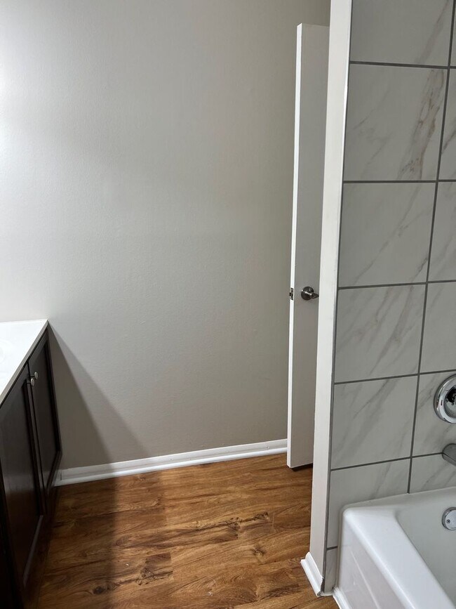 Foto del edificio - Charming Two-Bedroom Two Bathroom Apartment in Prime Chesterton Location!