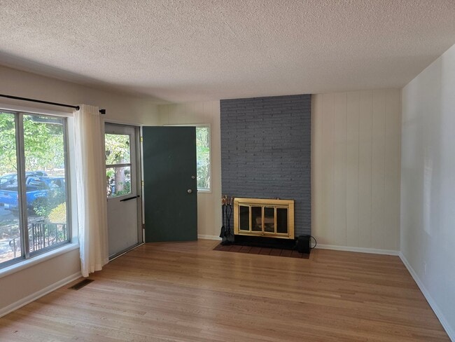 Building Photo - LOCATION! Immaculate 2 Bedroom Apartment S...