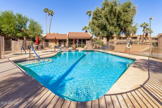 Piscina reluciente estilo resort. - 5877 N Granite Reef Rd