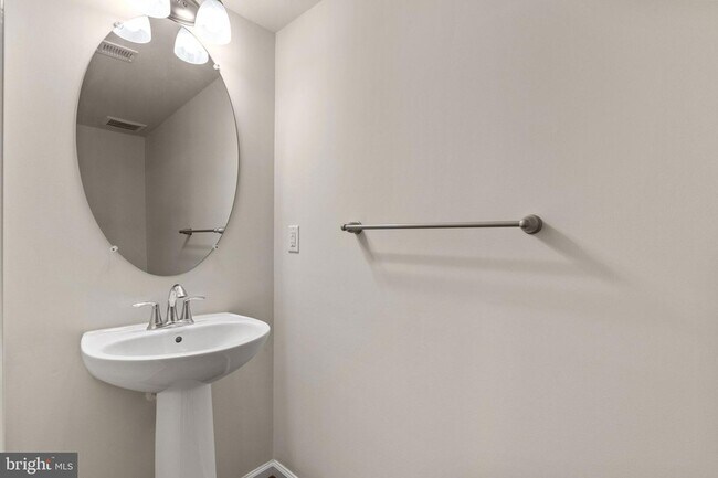 Foto del edificio - 5345 Tweeddale Pl