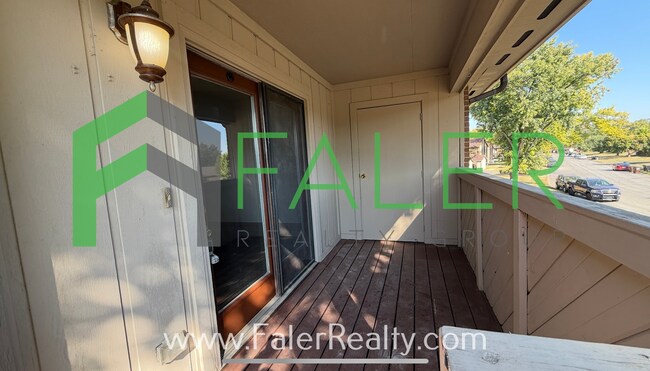 Foto del edificio - Updated Second Floor Condo w/ Dedicated En...
