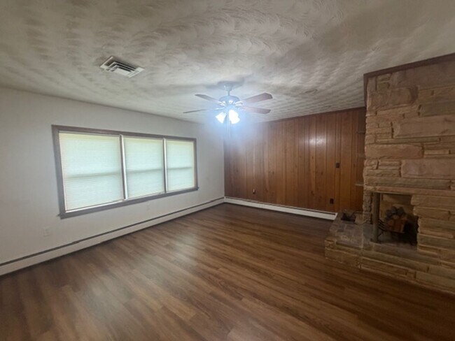 Foto del edificio - 549 Forest Rd