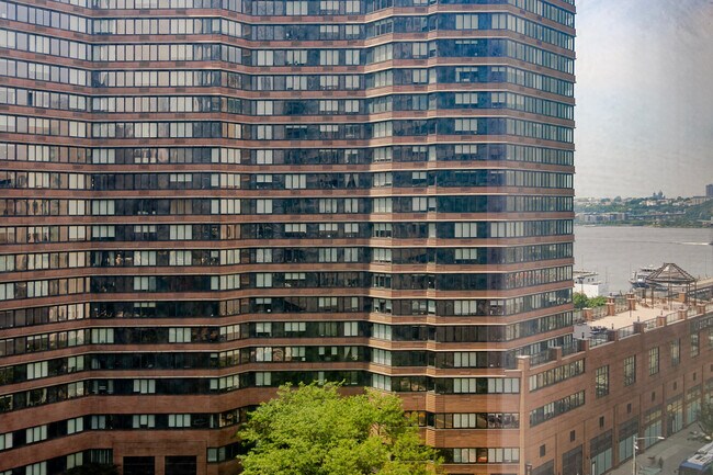 Foto del edificio - 635 W 42nd St