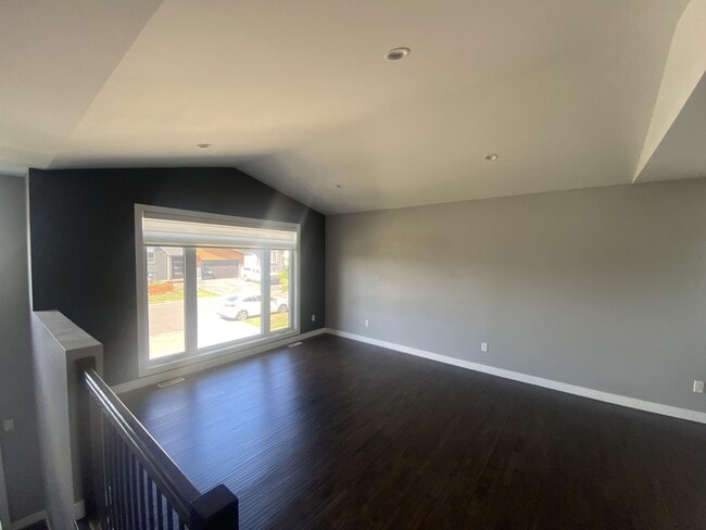 Building Photo - 166 Cougar Crescent