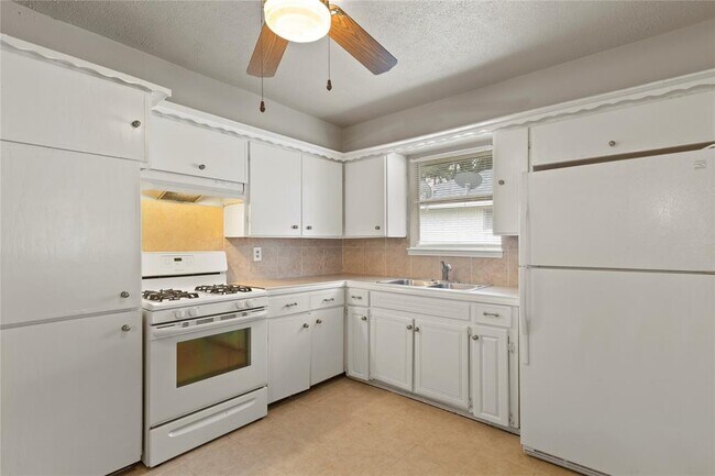 Building Photo - 12735 Arp St