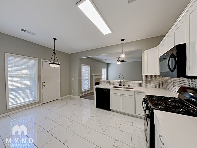 Building Photo - 1557 Silver Ridge Dr SW