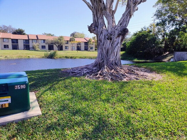 Building Photo - 6736 Palmetto Cir S