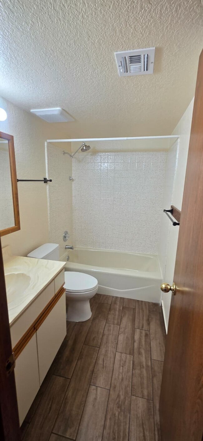 Foto del edificio - 1041 N Mesa Dr