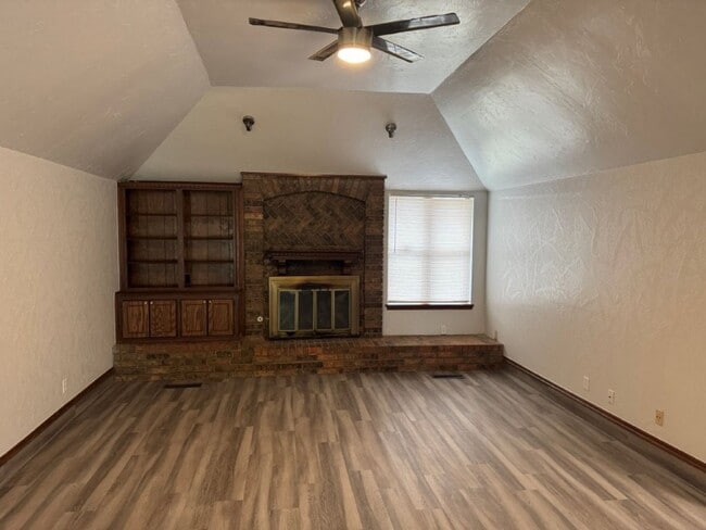 Foto del edificio - New flooring and tile, great location, lar...