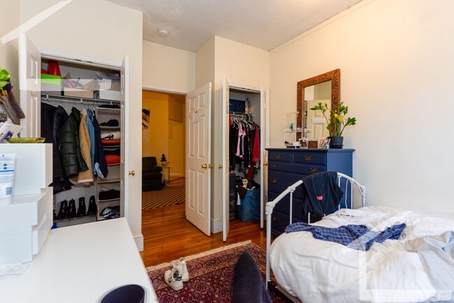 Building Photo - Spacious 4 bedroom