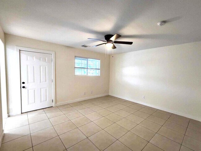 Foto del edificio - 5418 Pine Ave