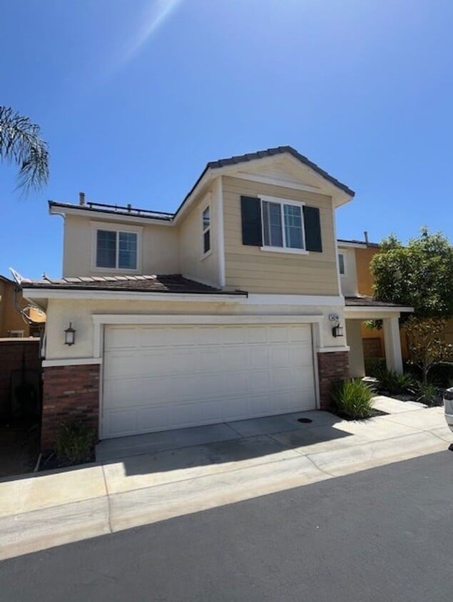 Primary Photo - Beautiful, Spacious Home with solar-Desira...
