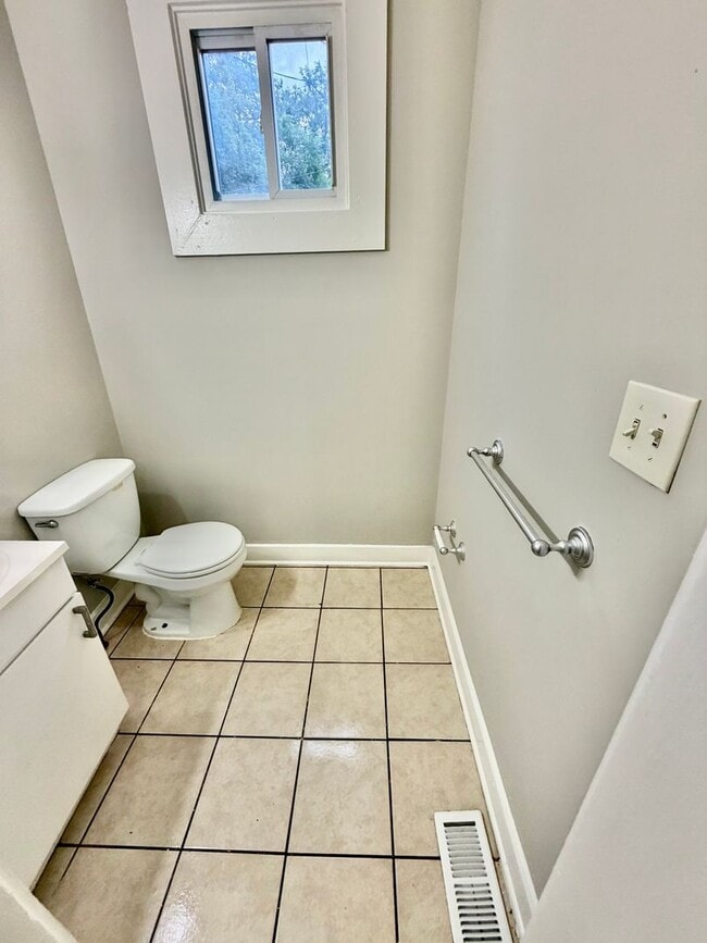 Building Photo - Large Wolcott Home Rent Ready