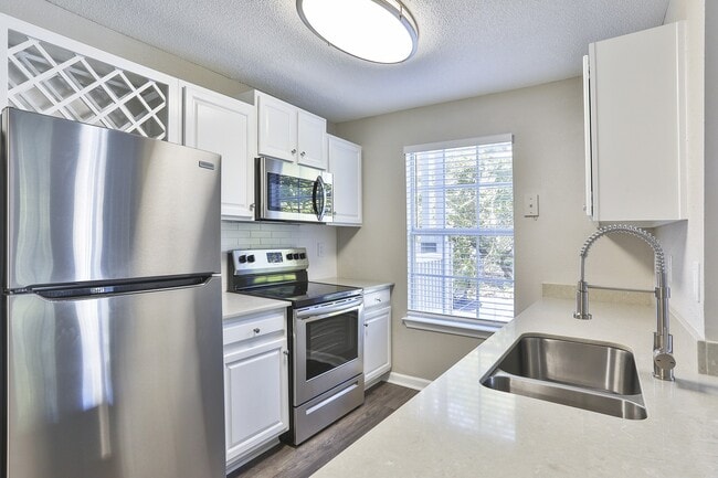 Building Photo - Crestmont at Thornblade Apartments