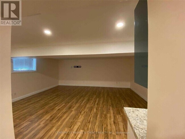 Building Photo - 530 Isaiah Cres