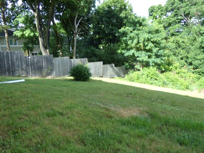 nice yard - 25 Sunnyside Ave