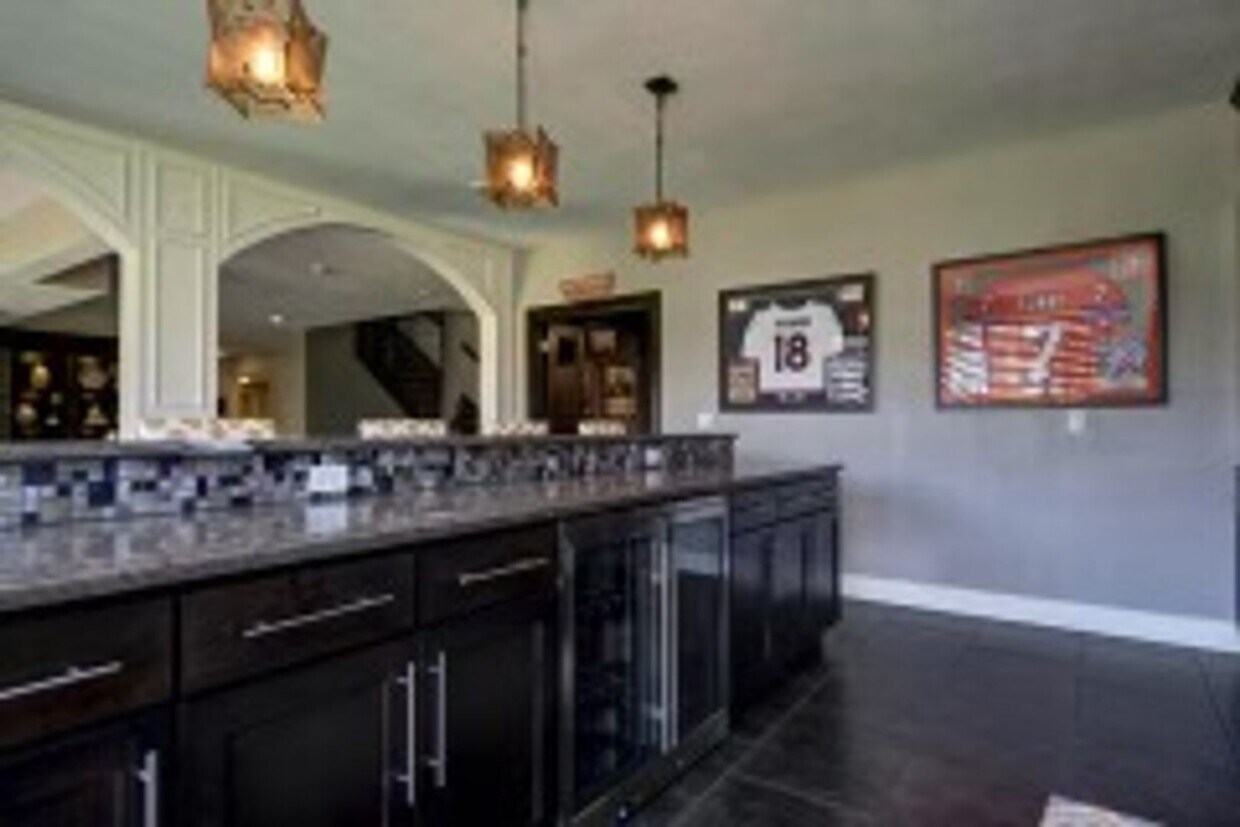 Building Photo - 5 bd4 ba 7,300 sqft Fully furnished Execut...