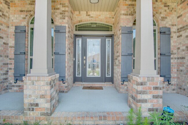 Foto del edificio - Milton 4BR Pool Home with Office, Vaulted Ceilings, Screened Saltwater Pool & 2-Car Garage