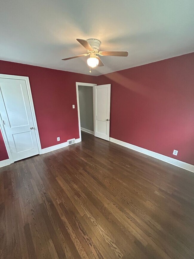 Building Photo - Spacious 4 bedroom 1 Bath Home with Tons o...