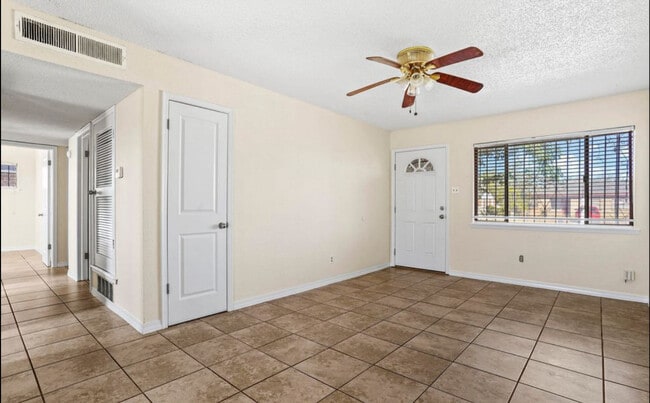 Foto del edificio - 5764 Sweetwater Dr