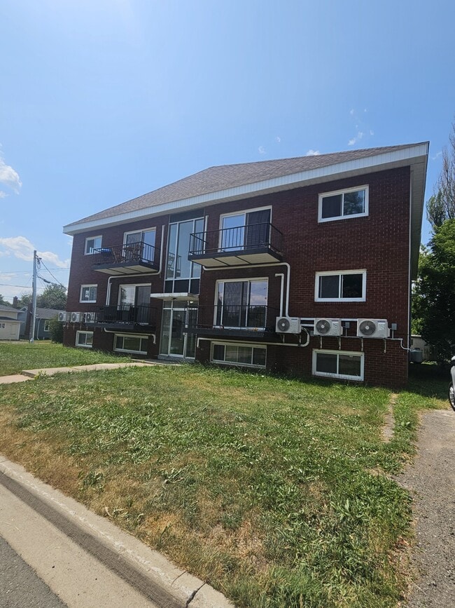 Building Photo - 17 Lockwood St