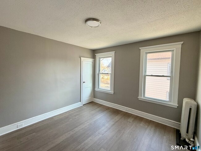 Building Photo - 696 Main St