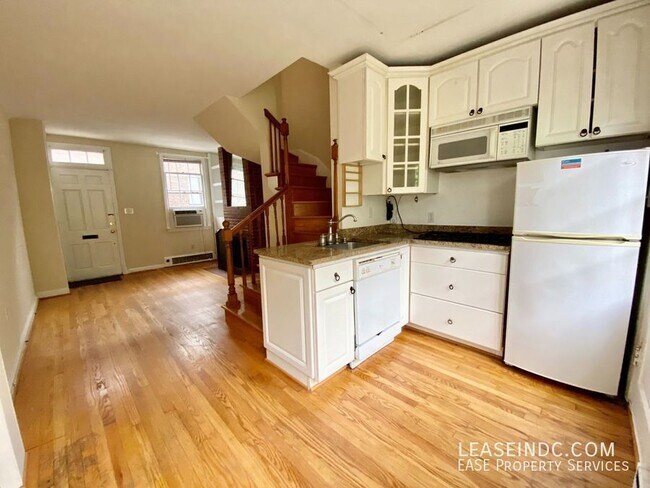 Foto del edificio - 3213 Cherry Hill Ln