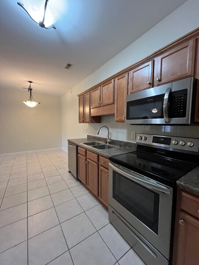 Building Photo - 616 Marshtree Ln