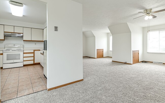 Building Photo - 2 Bedroom 1 Bathroom Apartment **Utilities...