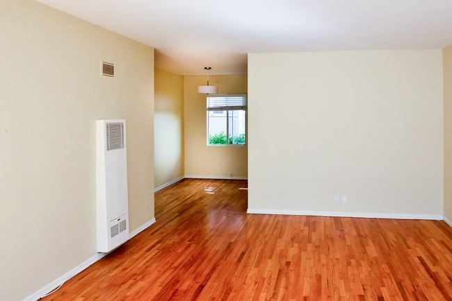 Building Photo - 608 San Vicente Blvd