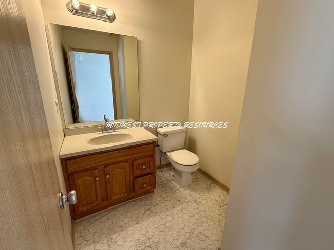 Building Photo - Highly Desired 3 Bd End Unit For Lease