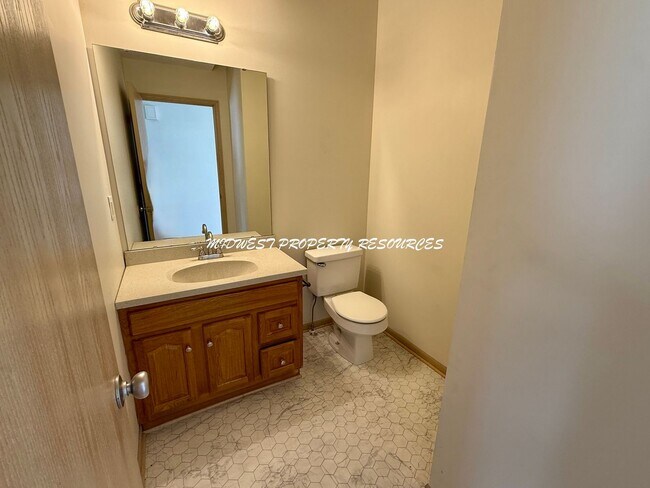 Foto del edificio - Highly Desired 3 Bd End Unit For Lease