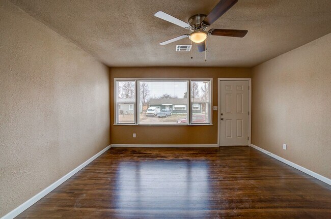 Building Photo - 3 Bed / 1 Bath in Tulsa!