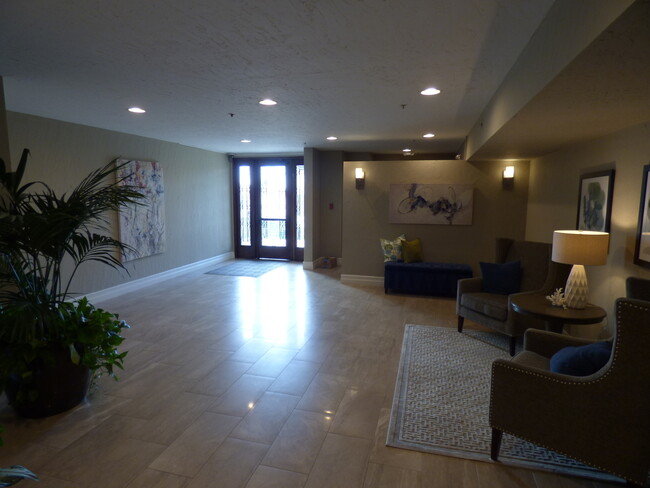 Building Photo - Spacious 2 Bedroom 2 Bath Condo in Bankers...