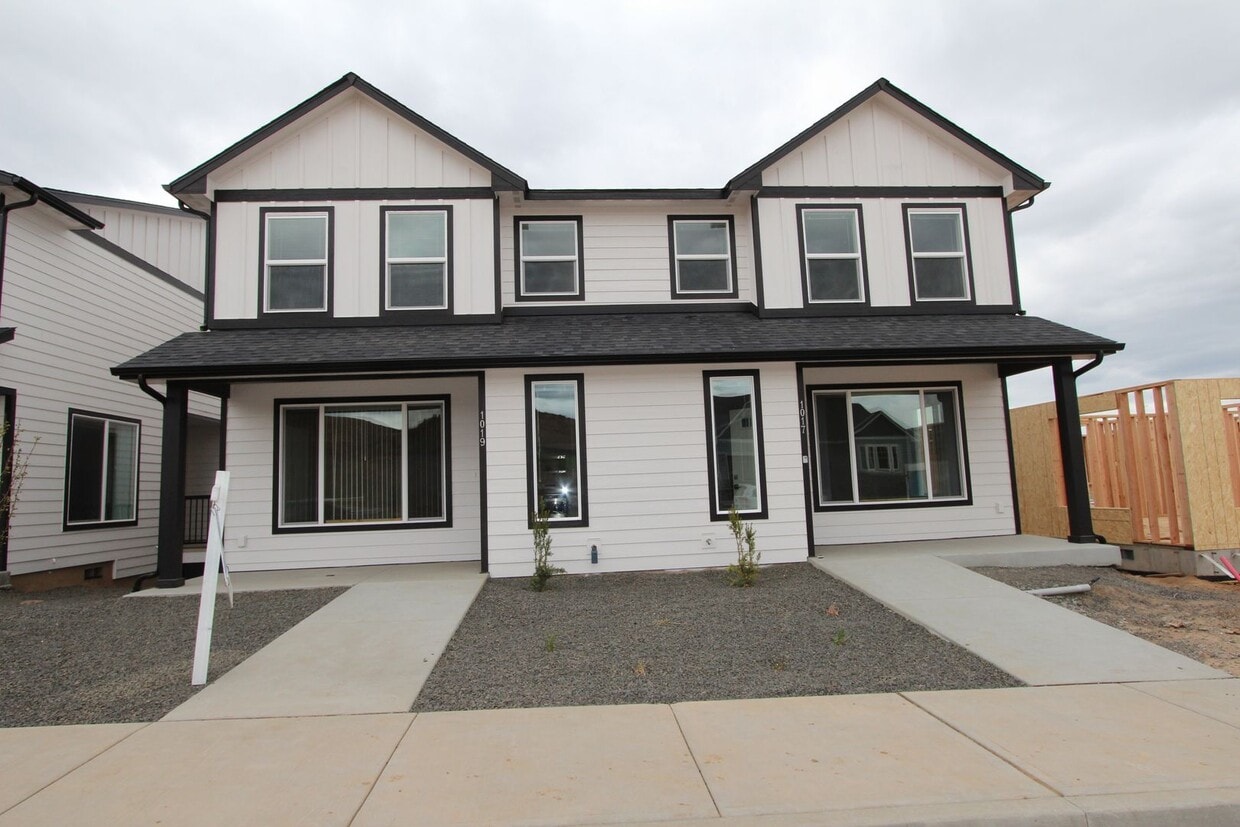 Primary Photo - Modern design 3-bed, 2.5 bath duplex avail...